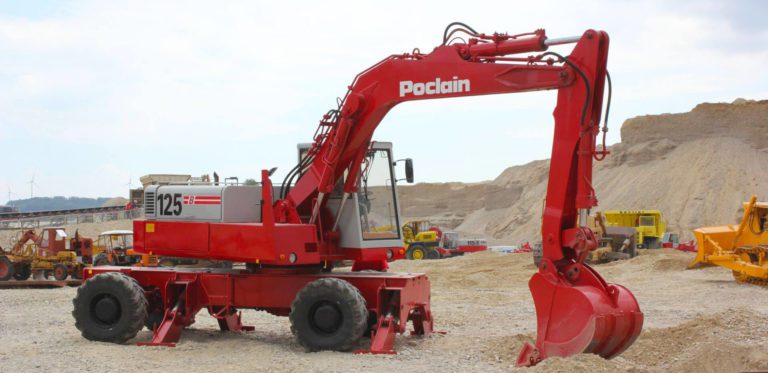 Manifestation d'engins de travaux public en action - Poclain 125 PB