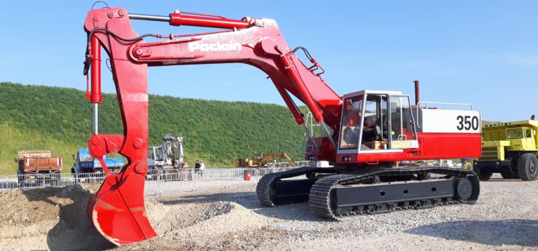 Manifestation d'engins de travaux public en action - Poclain 350