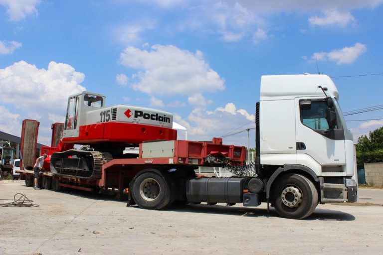 Poclain sur camion