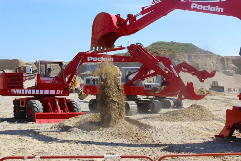Poclains en action- manifestation d'engins de travaux publics