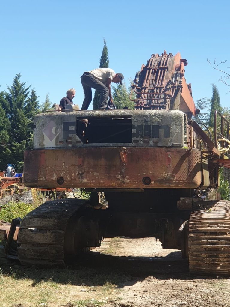 L'extraction de la pompe de la 400 CK Poclain