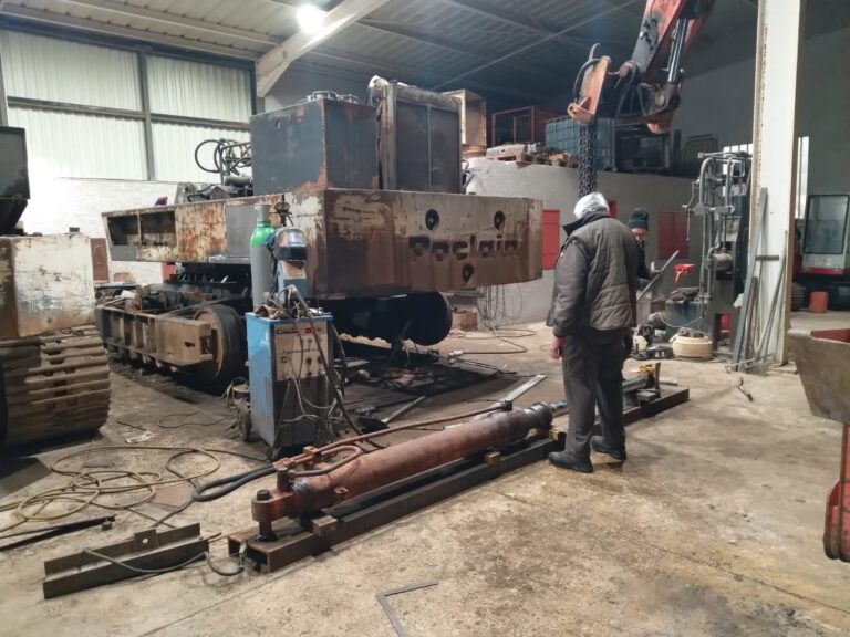 HC 300 Poclain pendant la restauration